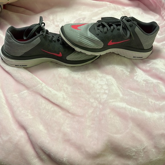 Nike women’s tennis shoes. Size 7.5 - Picture 6 of 7